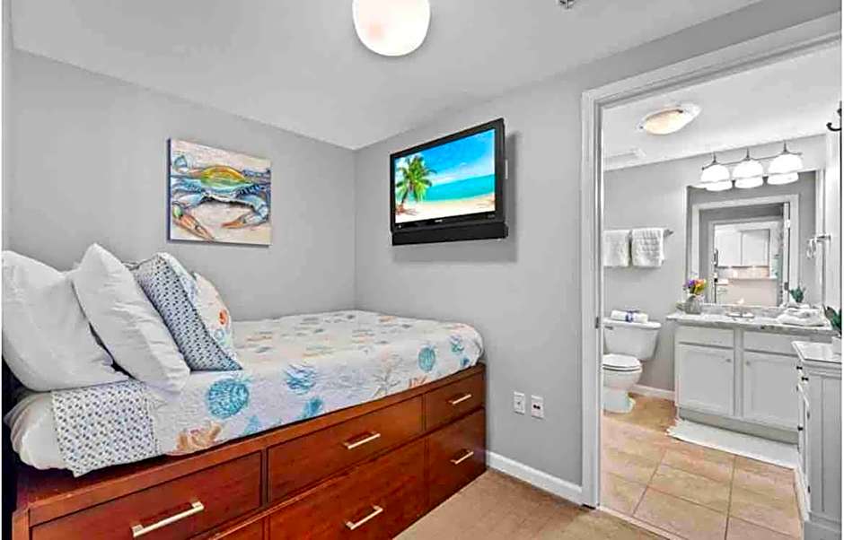 Pink Sunsets at the Palms of Destin Across from Beach, Heated Pool Shuttle & Dining