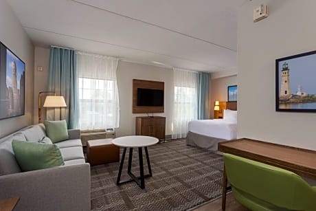 1 Queen Bed Studio Suite