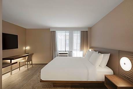 1 Bedroom Suite, 1 King, Sofa bed, City view, Corner room, Balcony