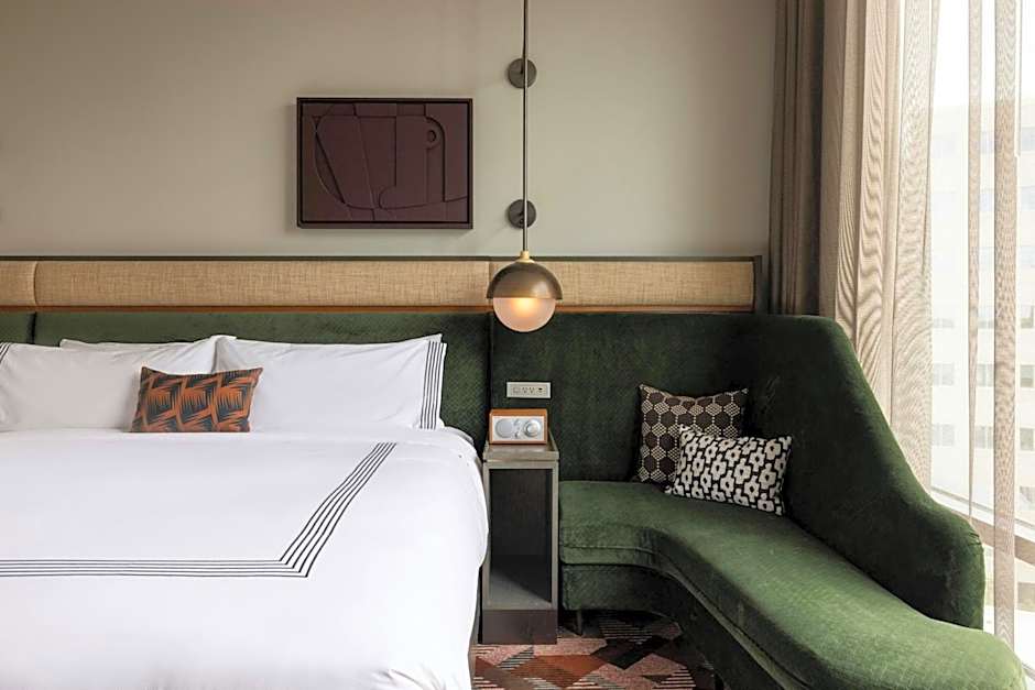 The Tess, Autograph Collection