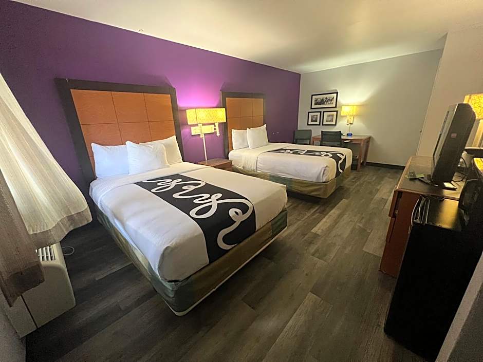 La Quinta Inn & Suites by Wyndham Mid-City