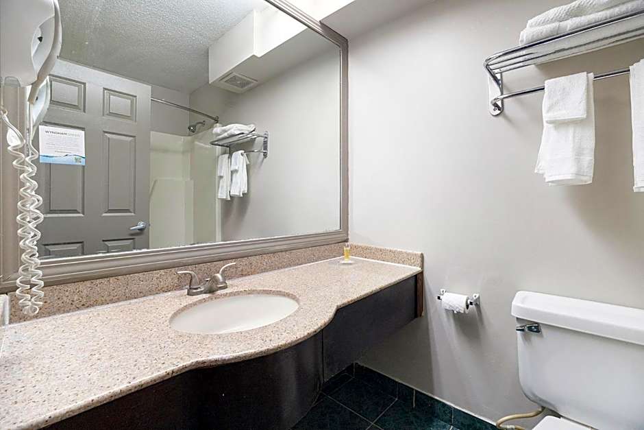 Days Inn & Suites by Wyndham Norton Shores/Muskegon