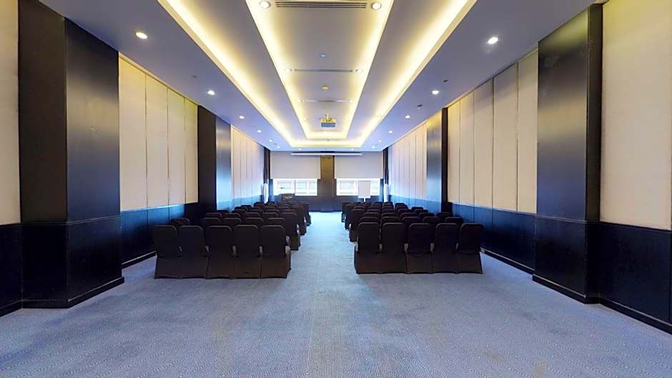 Dusit Thani LakeView Cairo