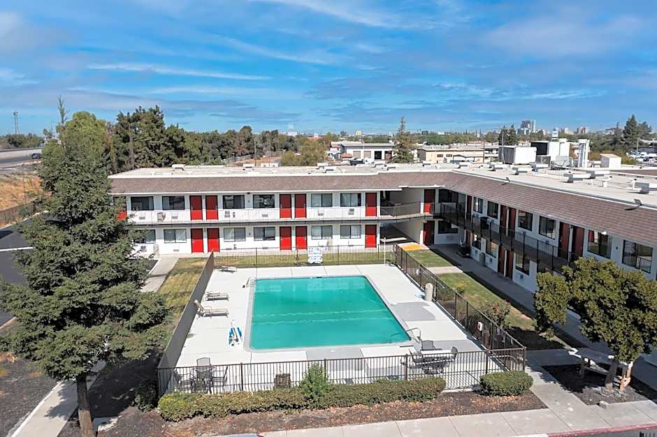 Econo Lodge Stockton near I-5 Fairgrounds