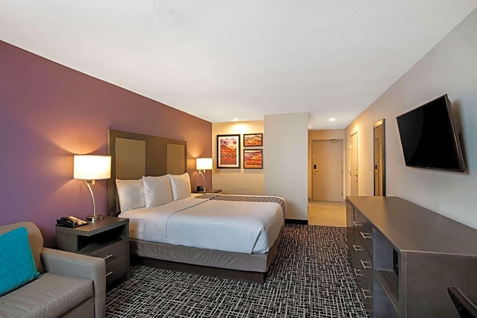 La Quinta Inn & Suites by Wyndham Las Vegas Nellis