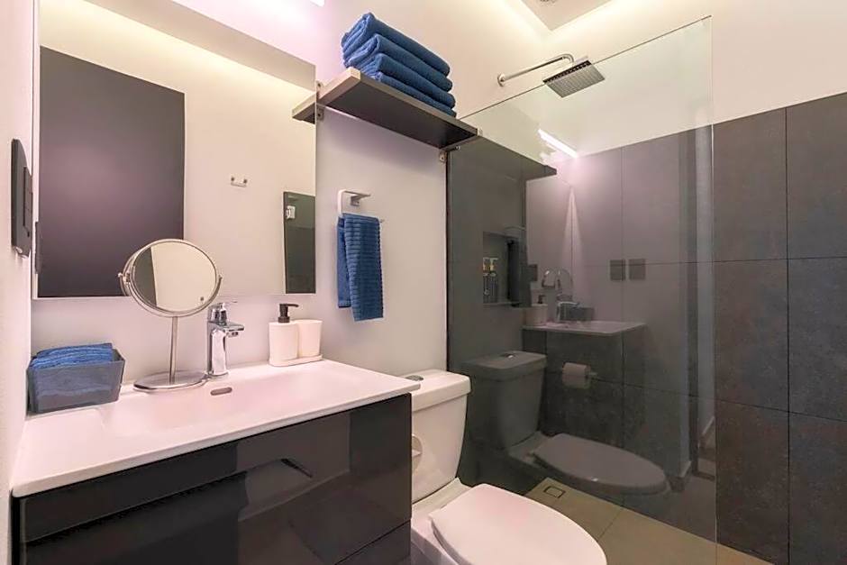 P501 Central 2Bdrm 2bath AC Rooftop