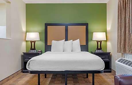 Deluxe Queen Accessible Non-Smoking