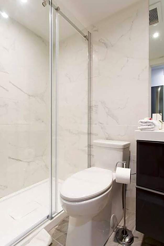 Palms Little Italy Studio with full bathroom by Denstays