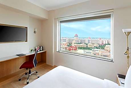 Queen Suite with City View - High Floor with 20% off on food and beverages | 1 draught beer on arrival