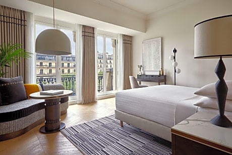 1 Bedroom Junior Suite, 1 King, Champs-Elysees view, WIFI