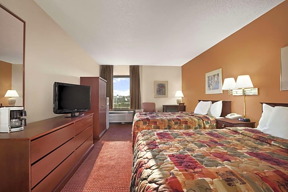 Days Inn & Suites by Wyndham Cedar Rapids