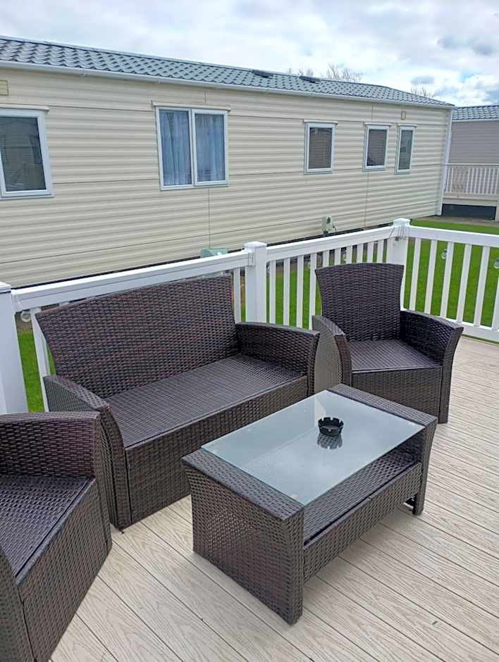 Luxury 2 bedroom caravan with large decking Close to beach