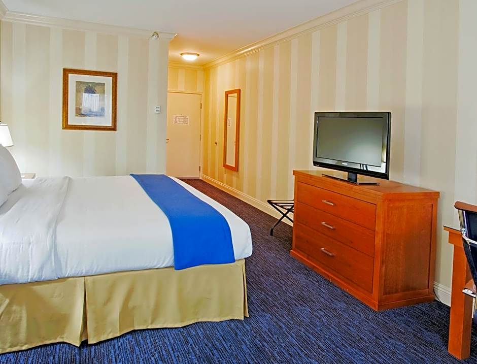 Holiday Inn Express Hotel & Suites Santa Cruz By IHG