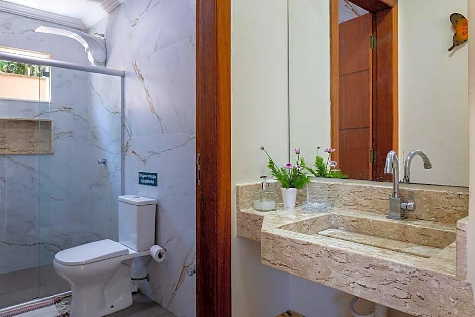 Casa com Piscina e Churrasqueira Privativa !