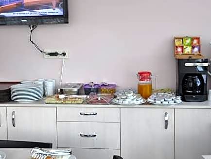 Huxley Hotel and Aparts Old City