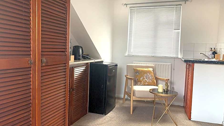 Spacious en-suite in a 5-Bedroom House at Hanwell (2nd Floor)