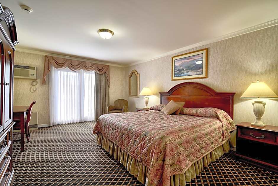 Photo 1 of 4 of Deluxe 1 King Bed, Balcony