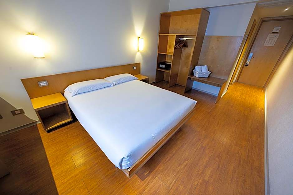 Photo 1 of 6 of Standard 1 Queen Bed