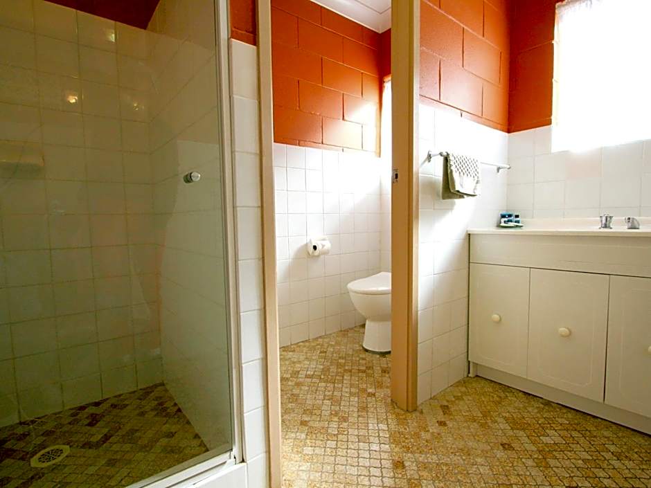 Lake Edge Apartments