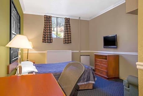 1 Queen Bed Non-Smoking