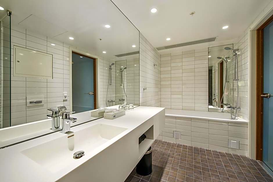 Clarion Hotel The Edge