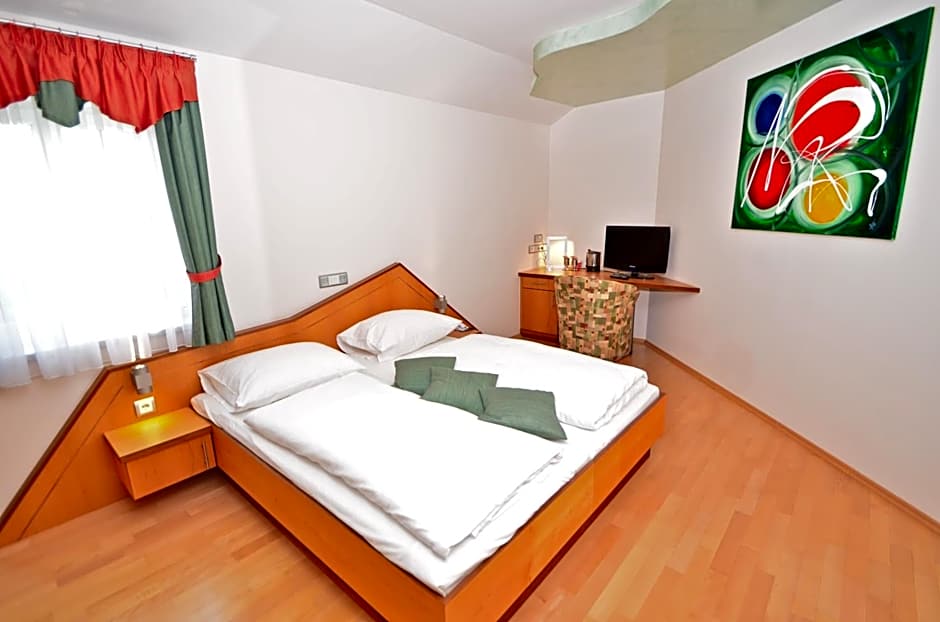 G.H. Knoll "Proellhofer" Cafe Bar Hills