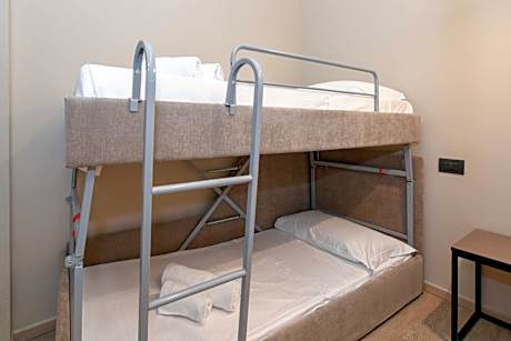 Executive Family Room with Queen Bed and Bunk Bed - Non-Smoking