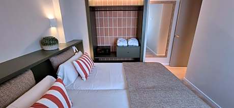 Apartment with Pool View