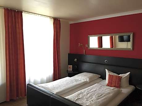Economy Double Room in the guest house - 5 minutes walking distance