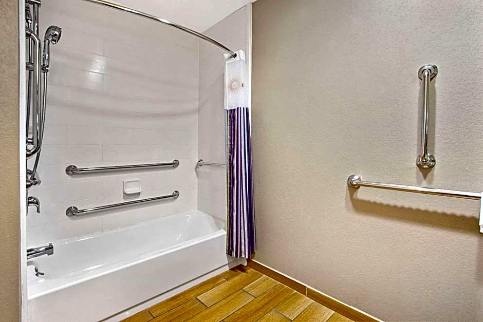 La Quinta Inn & Suites by Wyndham Detroit Metro Airport