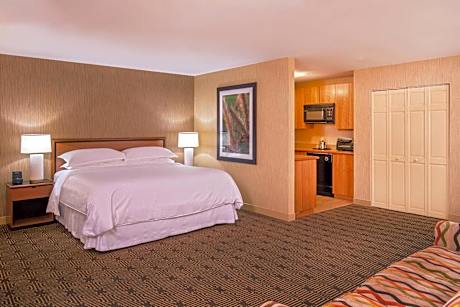 Club level, Suite, 1 King, City view, Corner room, Low floor