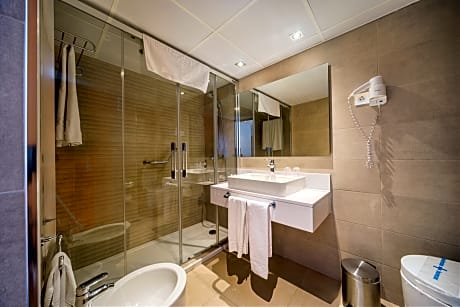 PREMIUM DOUBLE ROOM 2 ADULTS + 1 CHILD