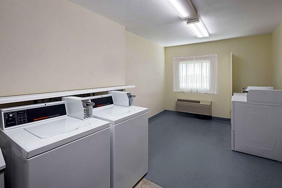 Days Inn & Suites by Wyndham Green Bay WI.