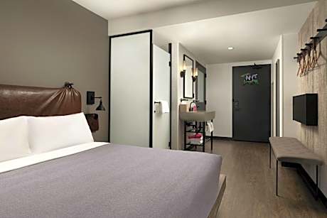 Queen Room with Courtyard View