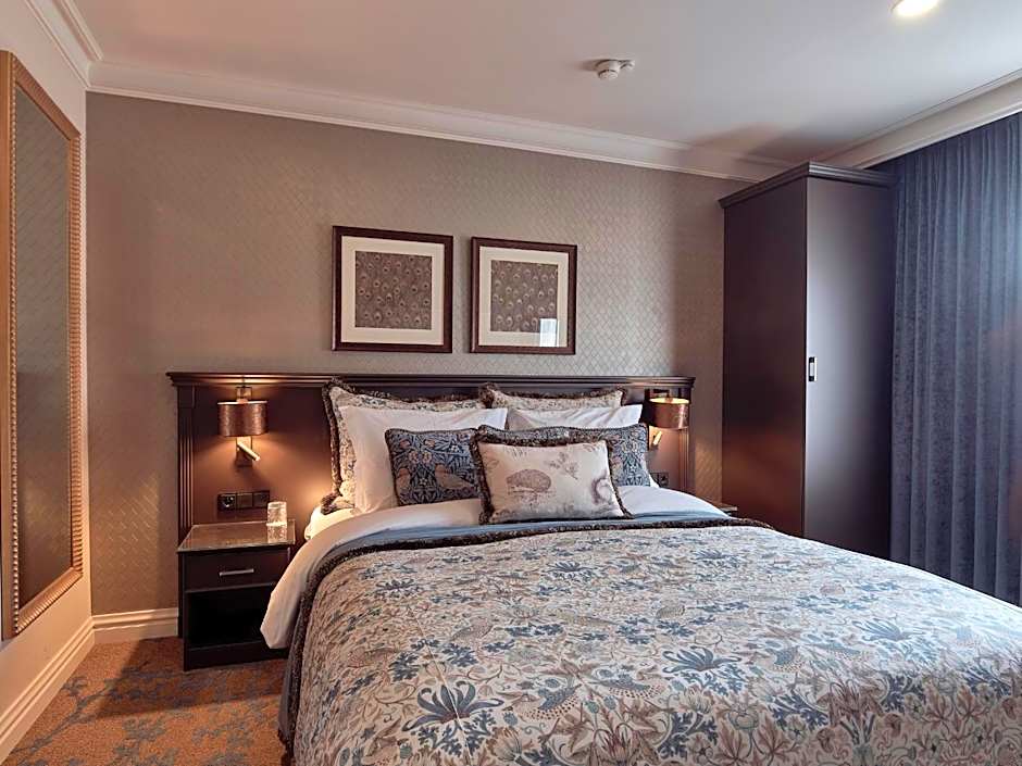 Photo 1 of 4 of Deluxe 1 King Bed
