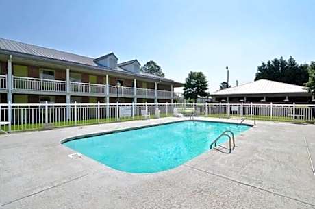 Motel 6 Sandersville, GA