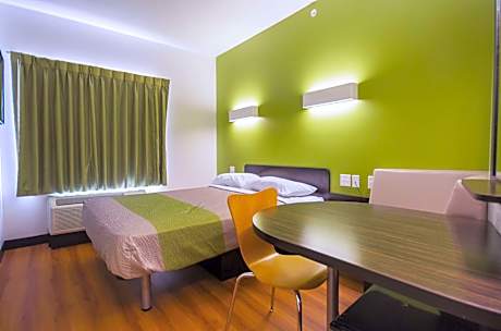 Queen Room - Disability Access - Non-Smoking