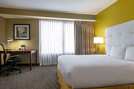 1 King Bed and 1 Queen Bed Capitol Suite Non-Smoking