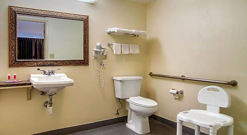 Econo Lodge Inn & Suites