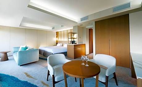 Suite with Ocean View - Club Lounge Access