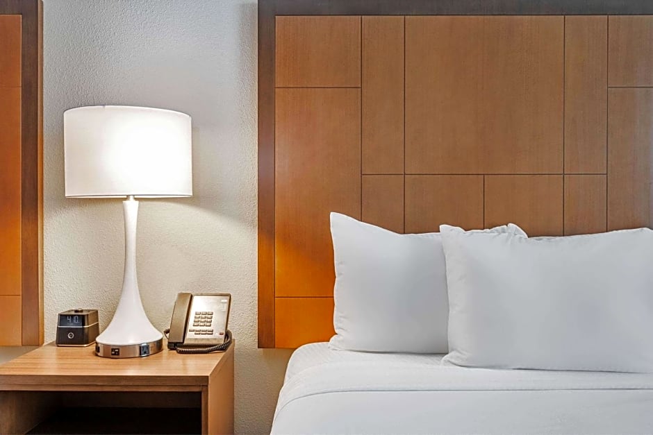 La Quinta Inn & Suites by Wyndham Kansas City Beacon Hill