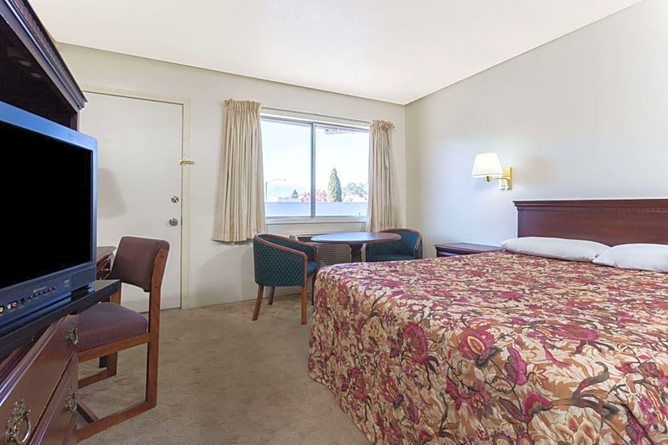 Knights Inn - Baker City