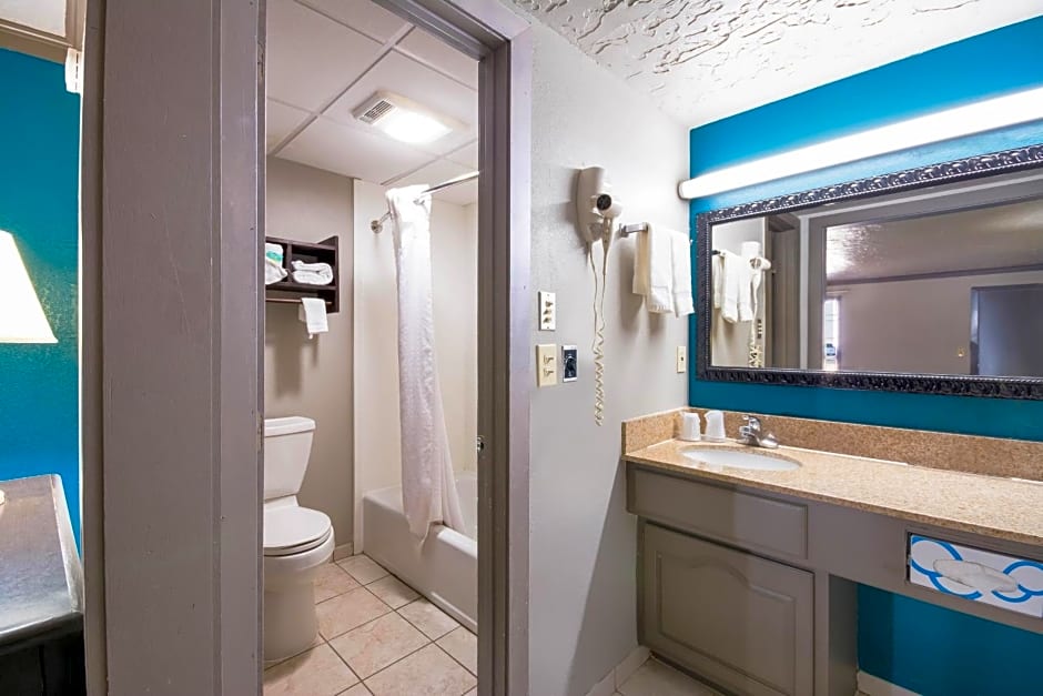 Econo Lodge Inn & Suites