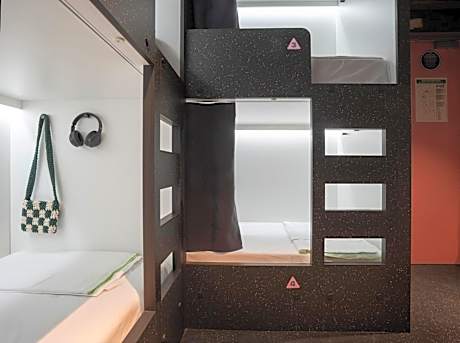 Bed in 4-Bed Mixed Dormitory - shared bathroom