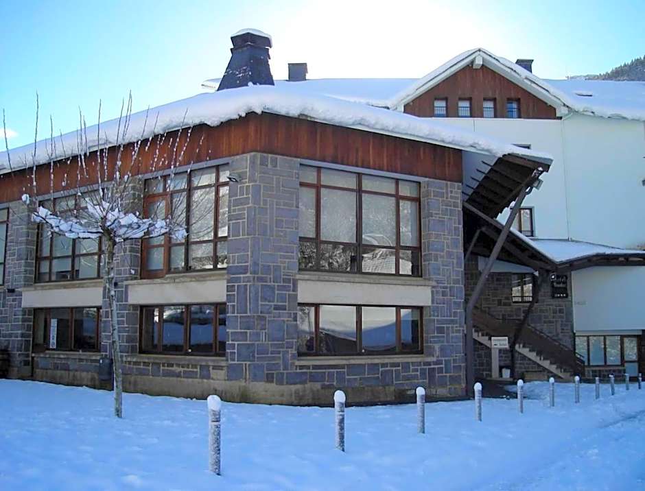 Hotel y Apartamentos SNO Isaba