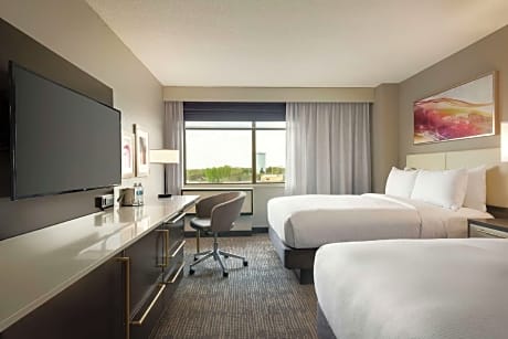 Accessible 2 Queen Beds with Bathtub