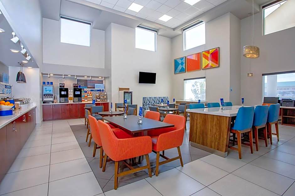 Holiday Inn Express & Suites Lantana By IHG