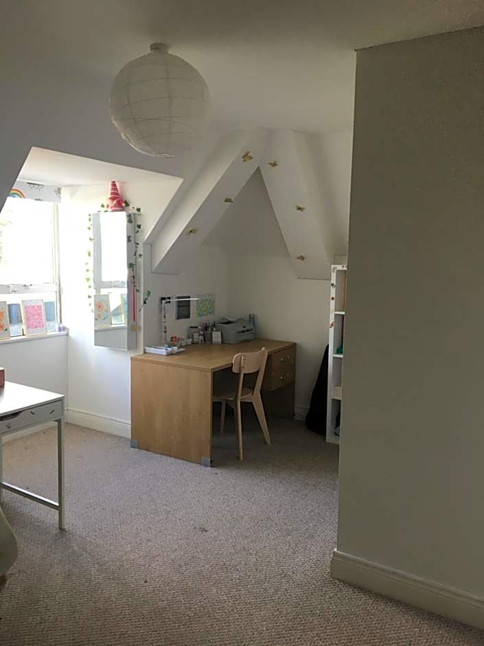 Central Spacious 3 Bedroom Apartment With Parking