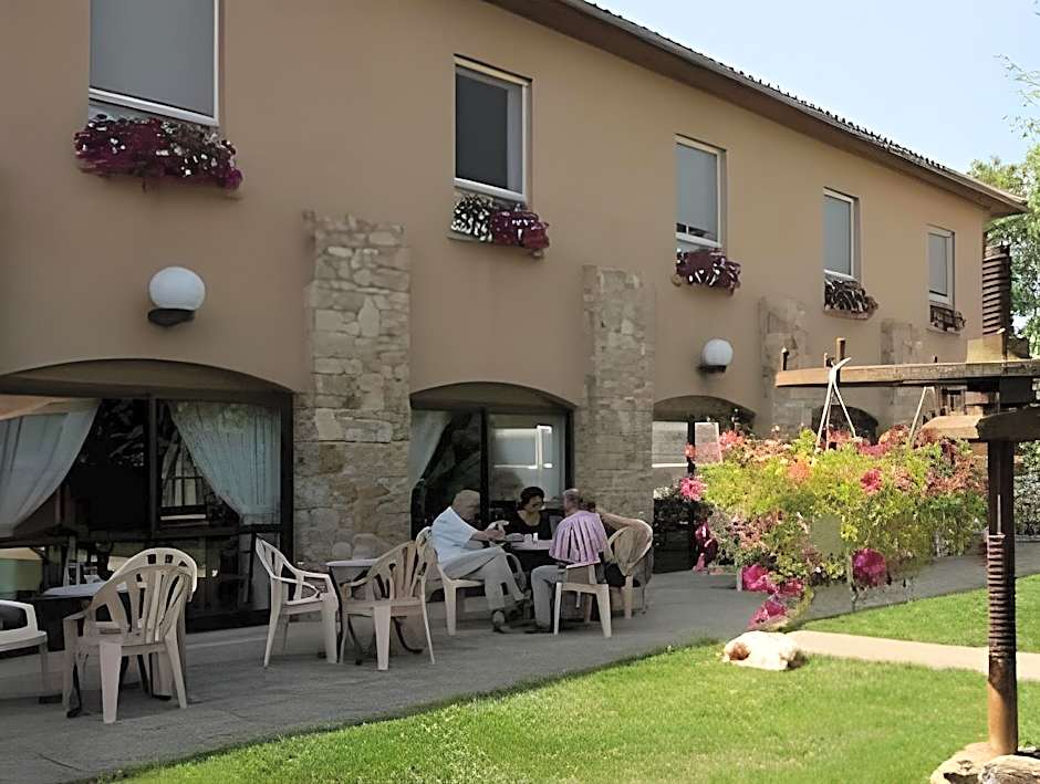 Hotel Restaurant La Creche et sa piscine interieure - Logis Hotels
