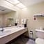 Econo Lodge Inn & Suites East